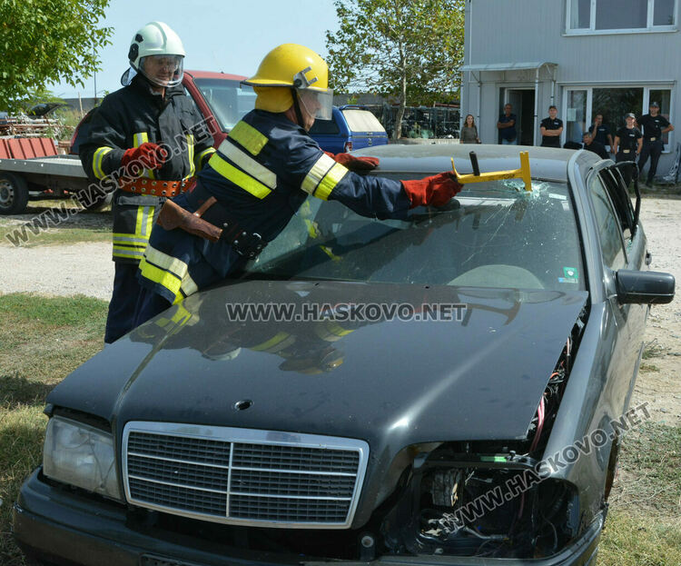 Хасковската пожарна демонстрира вадене на пострадал пътник при катастрофа
