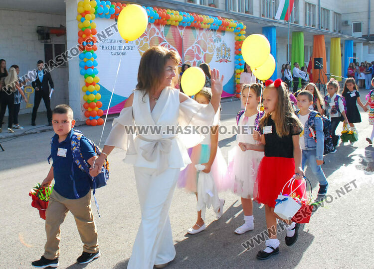 98 първокласници минаха под арка с балони в СУ „Васил Левски“