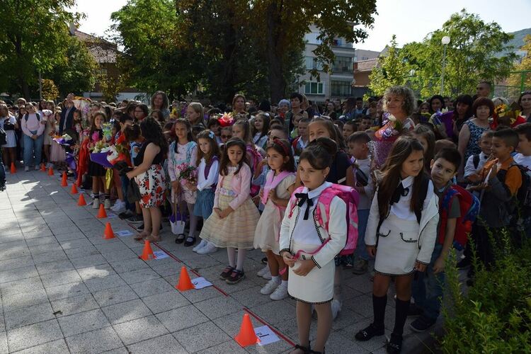 Зам.-кметовете на Асеновград - официални гости на три училища в първия учебен ден
