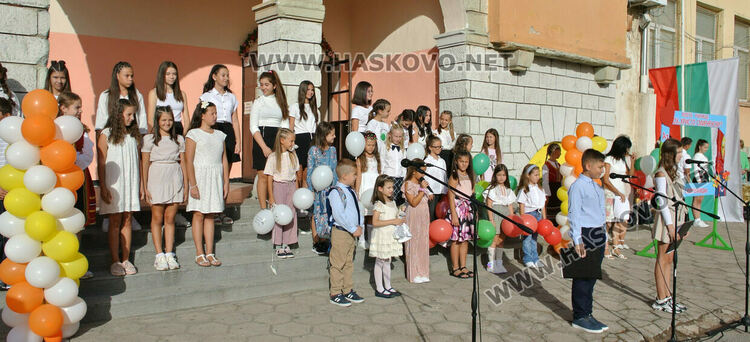 С пъстър и усмихнат празник посрещнаха първолаците в ОУ „Христо Смирненски“