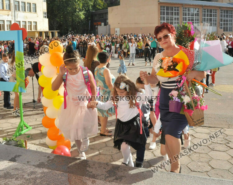 С пъстър и усмихнат празник посрещнаха първолаците в ОУ „Христо Смирненски“