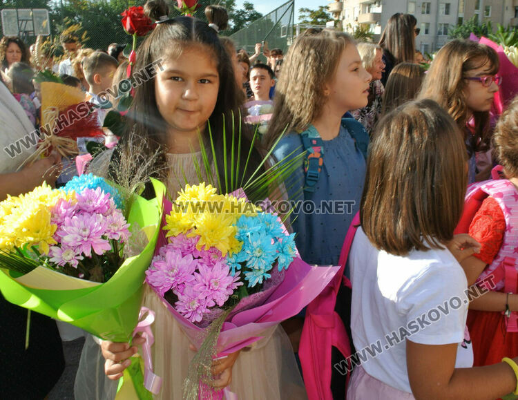 С пъстър и усмихнат празник посрещнаха първолаците в ОУ „Христо Смирненски“