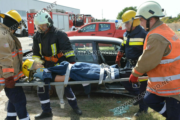 Хасковската пожарна демонстрира вадене на пострадал пътник при катастрофа