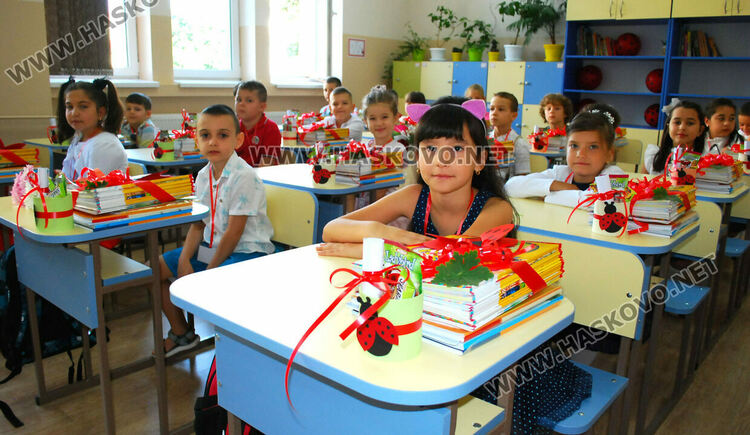 98 първокласници минаха под арка с балони в СУ „Васил Левски“