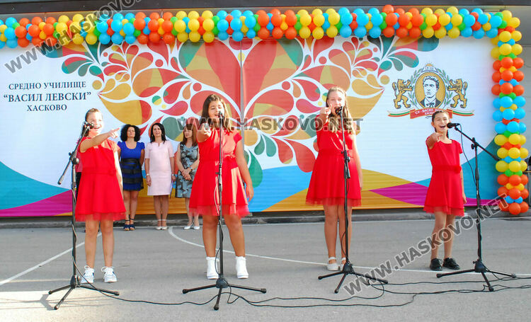 98 първокласници минаха под арка с балони в СУ „Васил Левски“