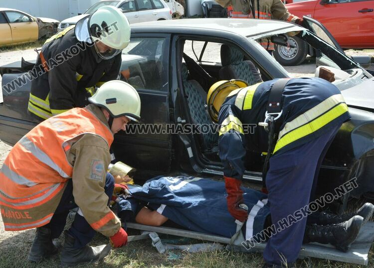 Хасковската пожарна демонстрира вадене на пострадал пътник при катастрофа