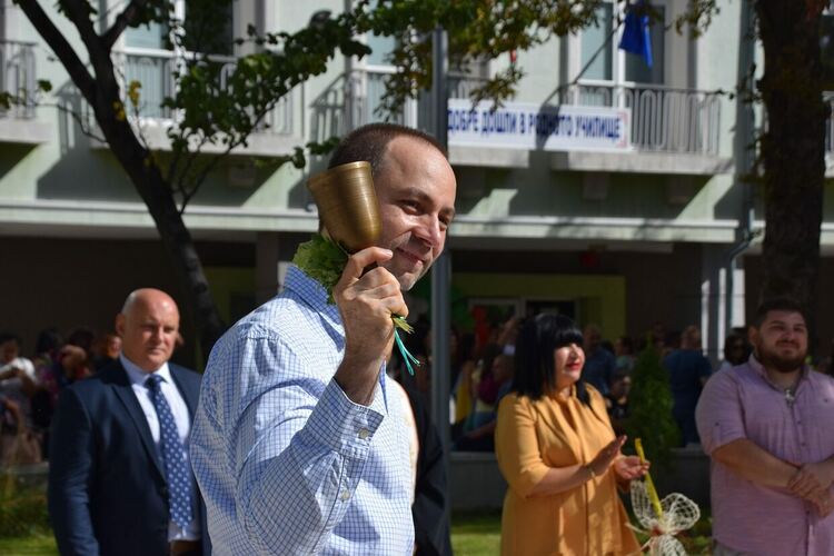 Зам.-кметовете на Асеновград - официални гости на три училища в първия учебен ден