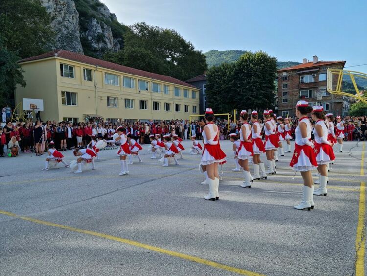 Новата учебна година в Асеновград започна (снимки)