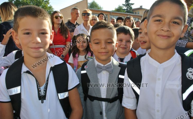 С пъстър и усмихнат празник посрещнаха първолаците в ОУ „Христо Смирненски“
