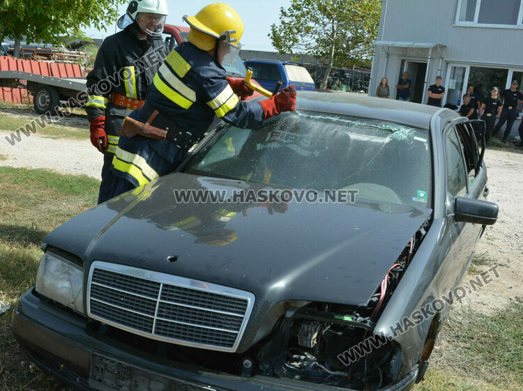 Хасковската пожарна демонстрира вадене на пострадал пътник при катастрофа