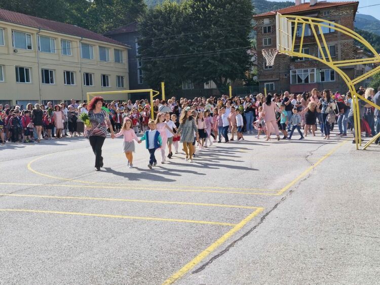 Новата учебна година в Асеновград започна (снимки)