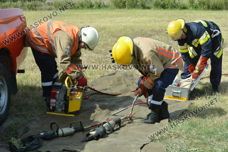 Хасковската пожарна демонстрира вадене на пострадал пътник при катастрофа