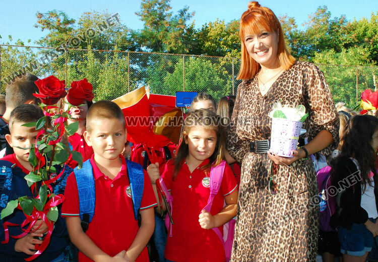 98 първокласници минаха под арка с балони в СУ „Васил Левски“