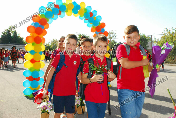 98 първокласници минаха под арка с балони в СУ „Васил Левски“