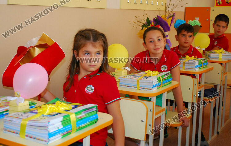 98 първокласници минаха под арка с балони в СУ „Васил Левски“