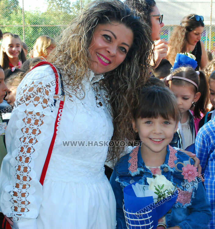 98 първокласници минаха под арка с балони в СУ „Васил Левски“