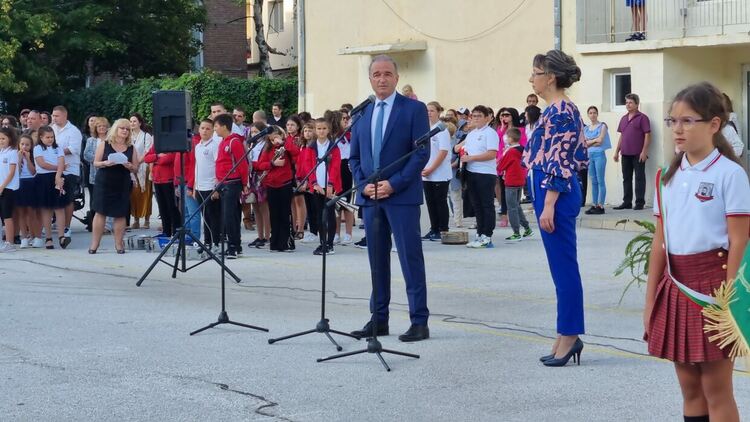 Новата учебна година в Асеновград започна (снимки)