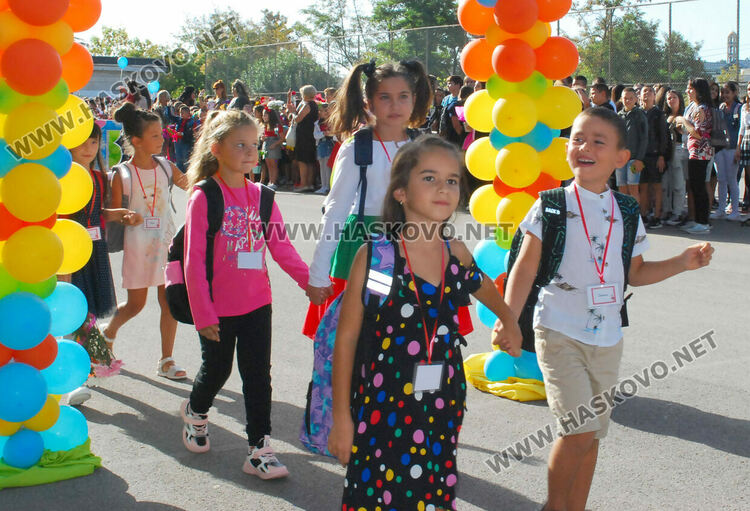 98 първокласници минаха под арка с балони в СУ „Васил Левски“