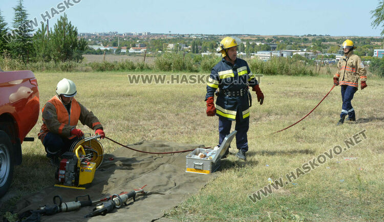 Хасковската пожарна демонстрира вадене на пострадал пътник при катастрофа