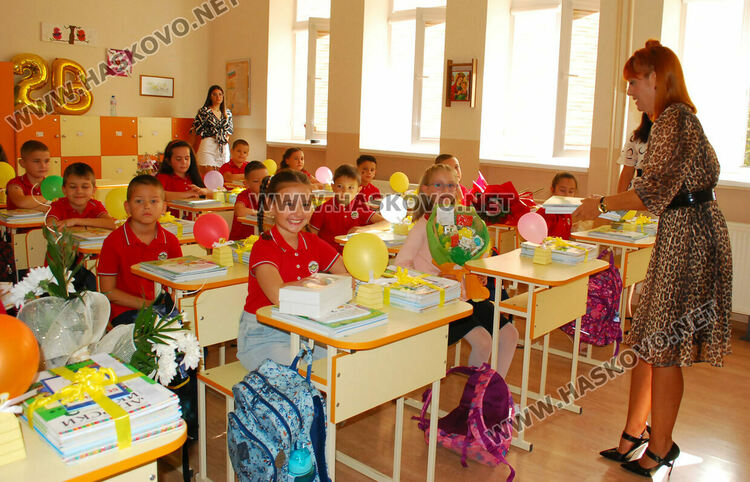 98 първокласници минаха под арка с балони в СУ „Васил Левски“