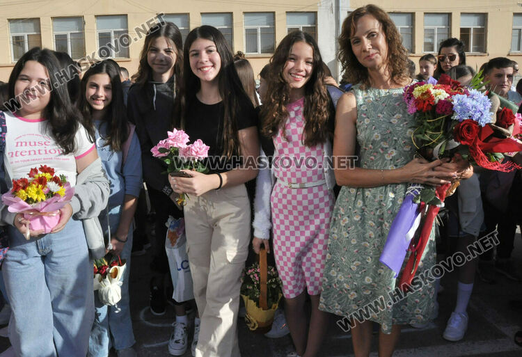 С пъстър и усмихнат празник посрещнаха първолаците в ОУ „Христо Смирненски“