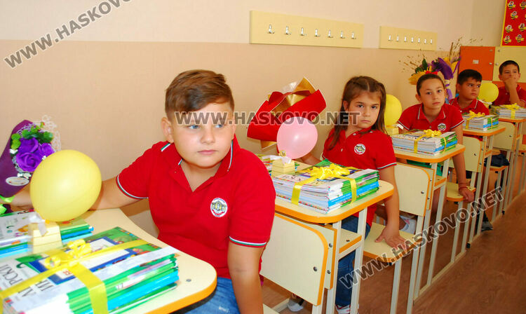 98 първокласници минаха под арка с балони в СУ „Васил Левски“