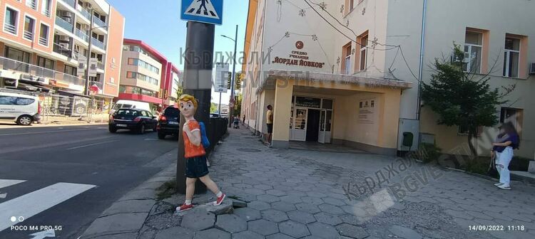 Изкъртиха фигурата на ученика-пешеходец до СУ”Йордан Йовков” в навечерието на първия учебен ден