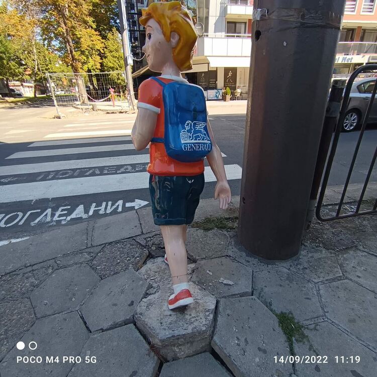 Изкъртиха фигурата на ученика-пешеходец до СУ”Йордан Йовков” в навечерието на първия учебен ден