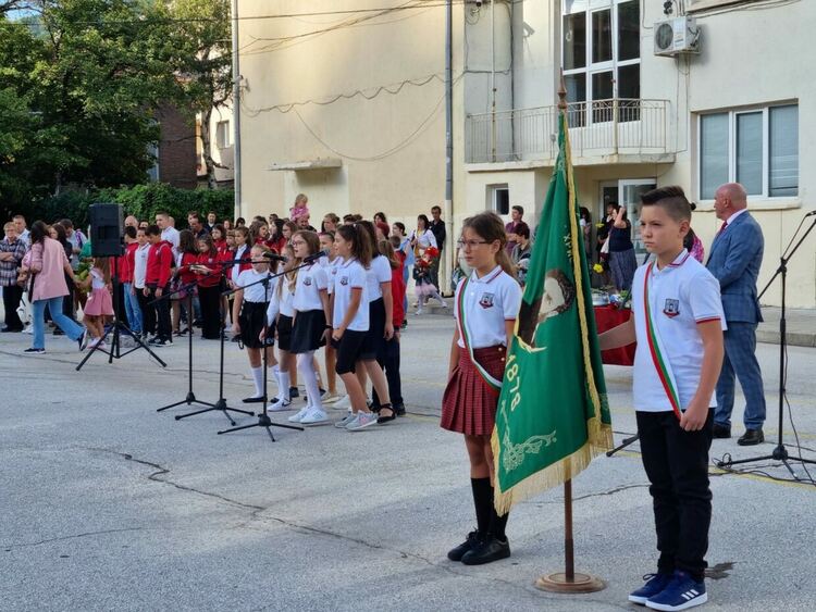 Новата учебна година в Асеновград започна (снимки)