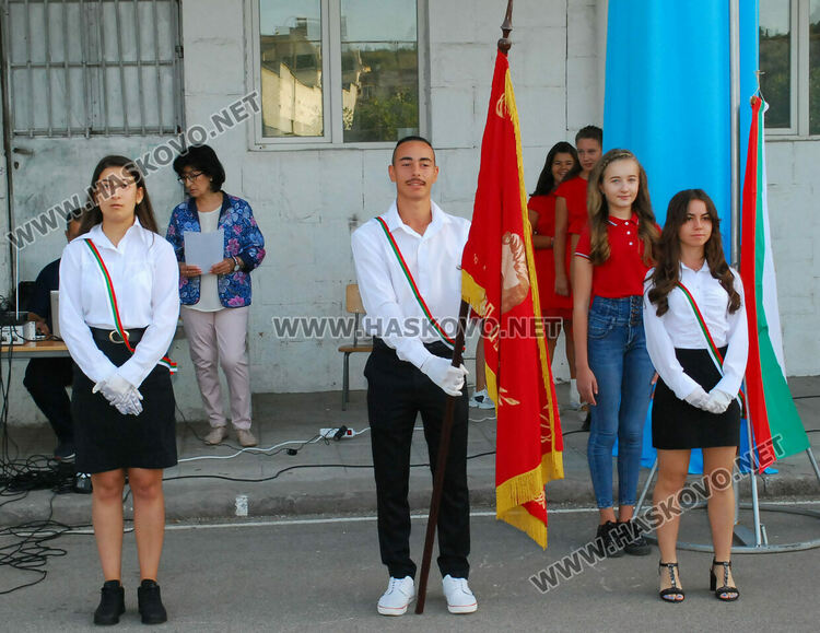 98 първокласници минаха под арка с балони в СУ „Васил Левски“