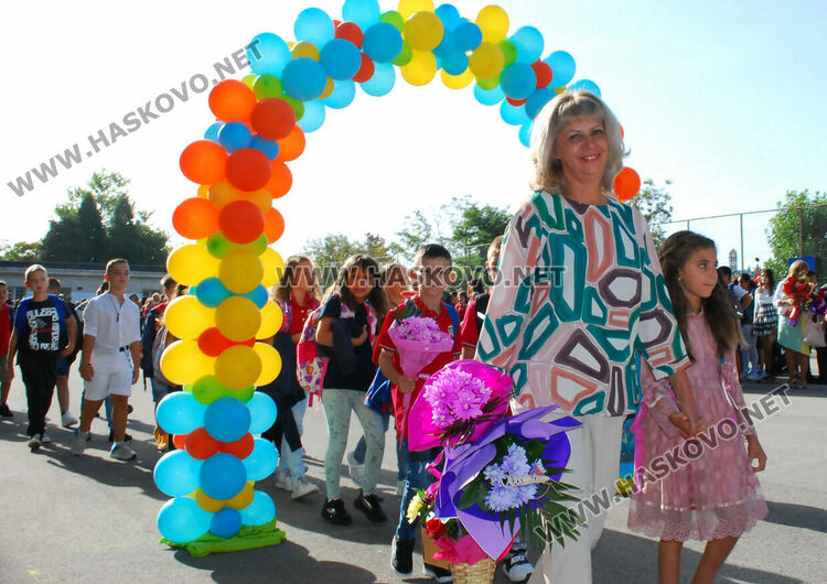 98 първокласници минаха под арка с балони в СУ „Васил Левски“