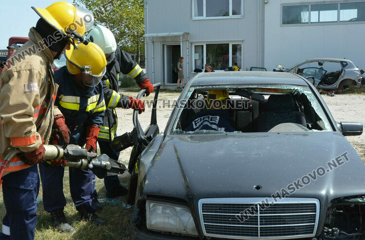 Хасковската пожарна демонстрира вадене на пострадал пътник при катастрофа