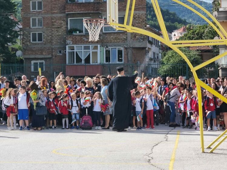 Новата учебна година в Асеновград започна (снимки)