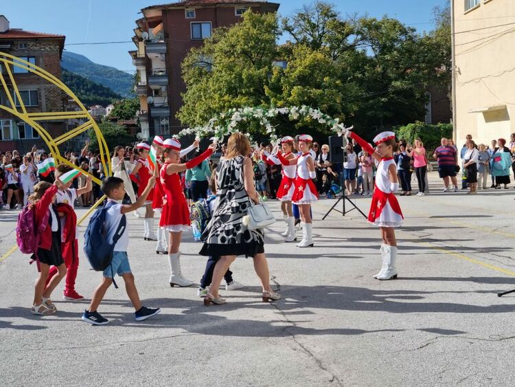 Новата учебна година в Асеновград започна (снимки)
