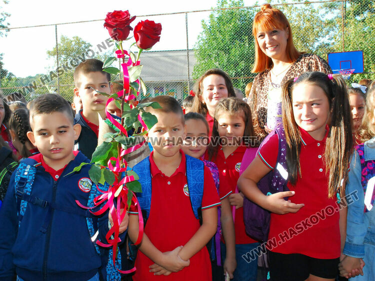 98 първокласници минаха под арка с балони в СУ „Васил Левски“