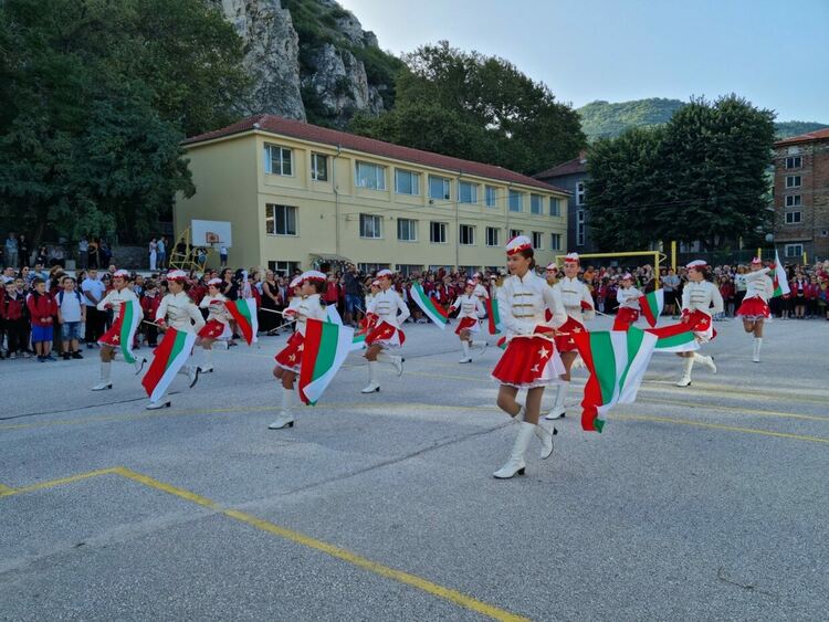 Новата учебна година в Асеновград започна (снимки)