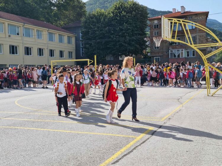 Новата учебна година в Асеновград започна (снимки)