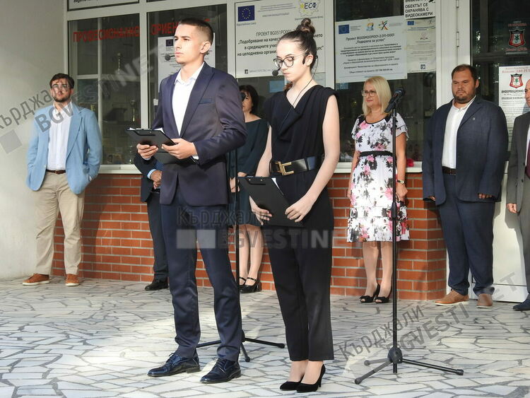 Първо в Езиковата гимназия откриха новата учебна година