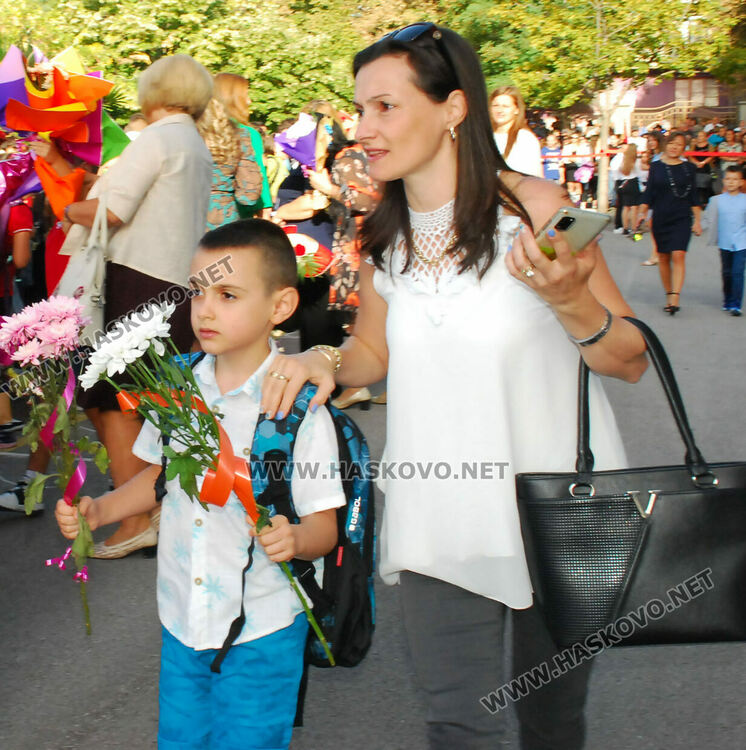 98 първокласници минаха под арка с балони в СУ „Васил Левски“