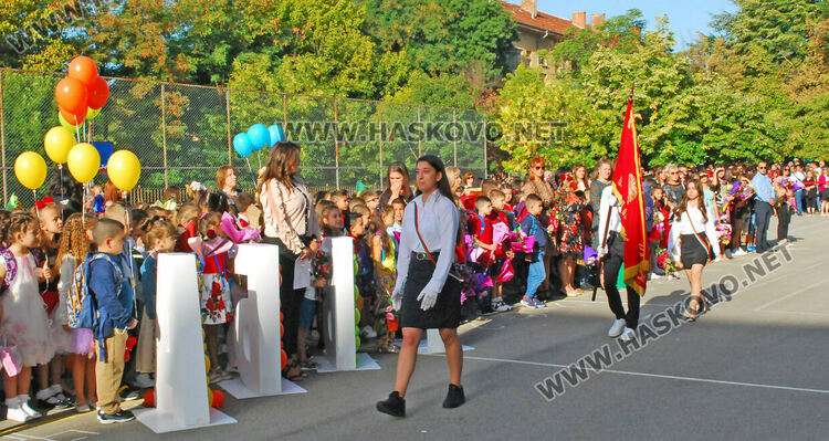 98 първокласници минаха под арка с балони в СУ „Васил Левски“