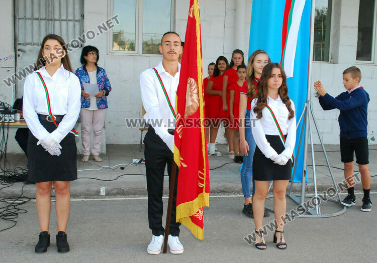 98 първокласници минаха под арка с балони в СУ „Васил Левски“