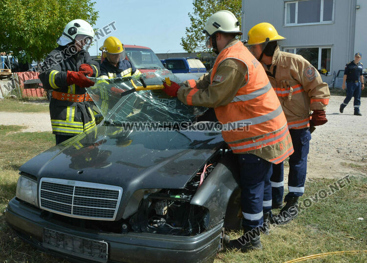 Хасковската пожарна демонстрира вадене на пострадал пътник при катастрофа