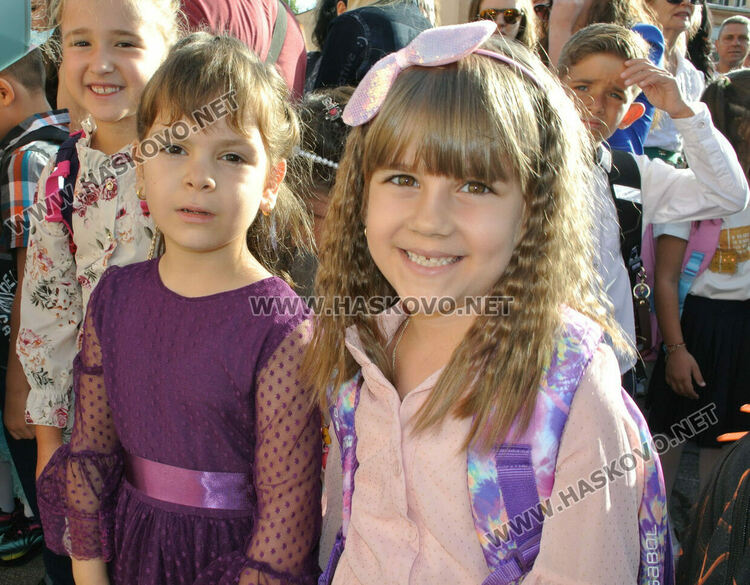 С пъстър и усмихнат празник посрещнаха първолаците в ОУ „Христо Смирненски“