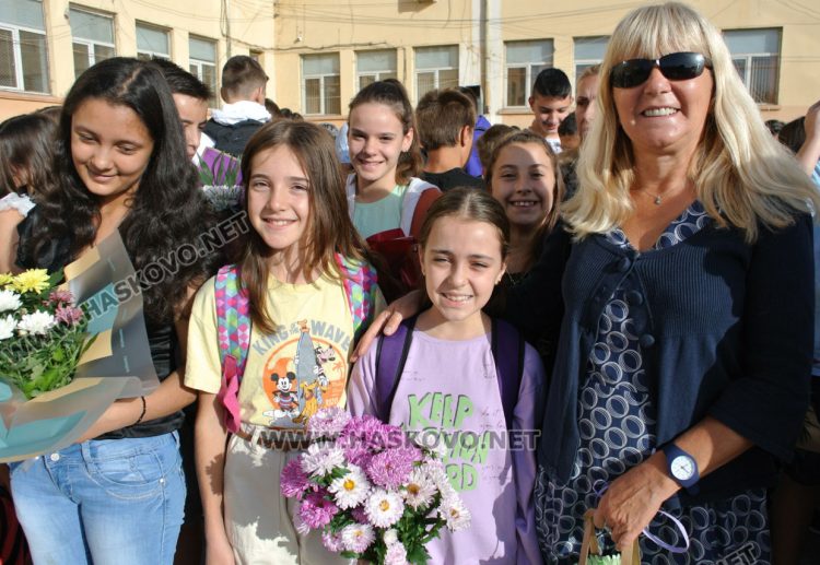 С пъстър и усмихнат празник посрещнаха първолаците в ОУ „Христо Смирненски“