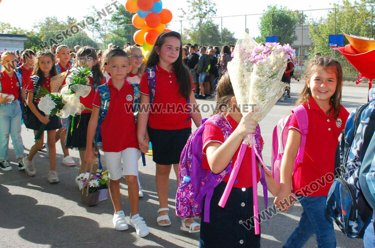 98 първокласници минаха под арка с балони в СУ „Васил Левски“