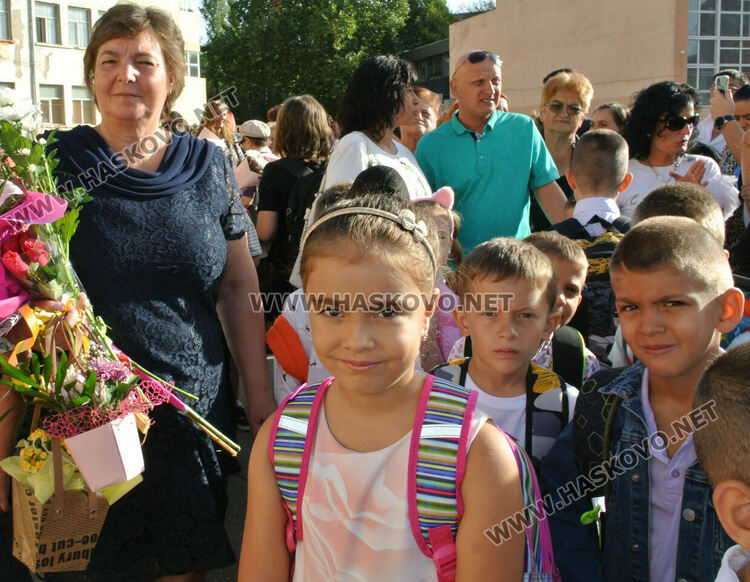 С пъстър и усмихнат празник посрещнаха първолаците в ОУ „Христо Смирненски“