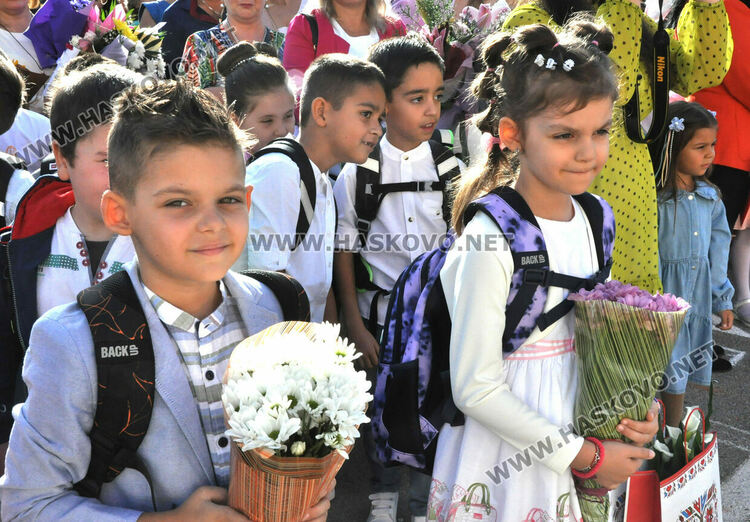 С пъстър и усмихнат празник посрещнаха първолаците в ОУ „Христо Смирненски“