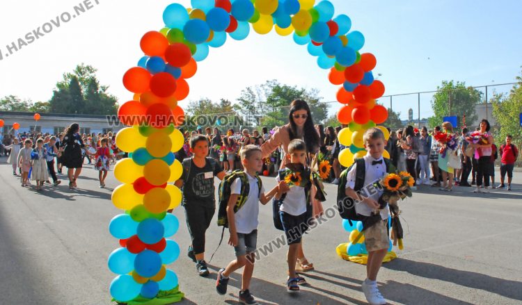 98 първокласници минаха под арка с балони в СУ „Васил Левски“