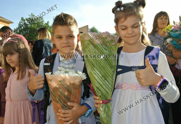 С пъстър и усмихнат празник посрещнаха първолаците в ОУ „Христо Смирненски“