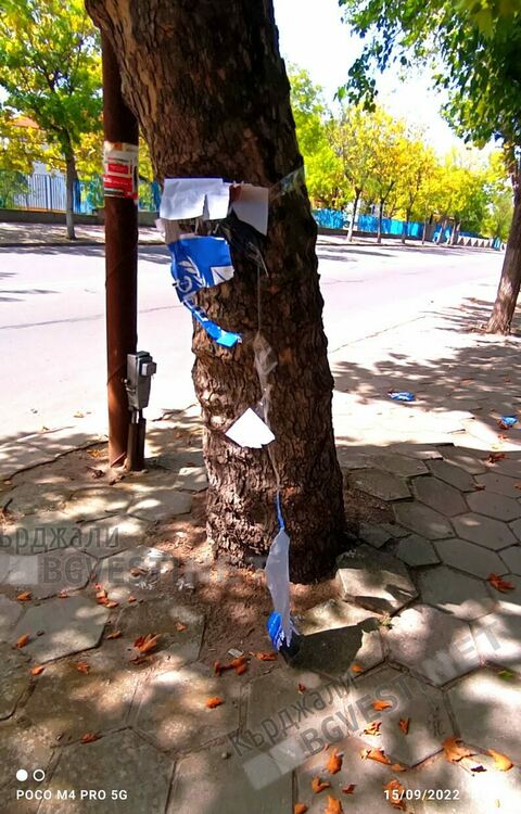 Започна плакатната война в Кърджали, първите агитационни материали вече са скъсани